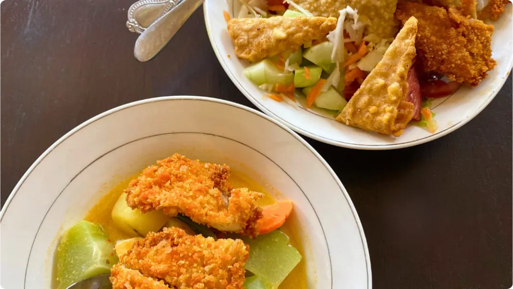 Bunte, vegane Gerichte mit Gemüse und Fleischersatz